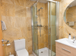Baño moderno con ducha y mármol beige