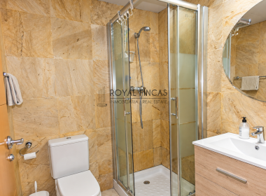Baño moderno con ducha y mármol beige