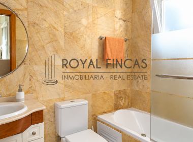 Baño moderno con mármol y bañera velada