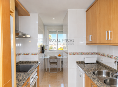 Cocina Galera Luminosa con Rincón Mediterráneo