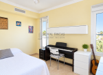 Dormitorio moderno con piano y balcón luminoso