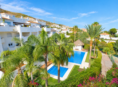 Resort mediterráneo con piscinas y palmeras