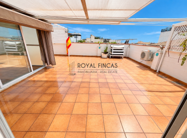 Terraza mediterránea con bandera española